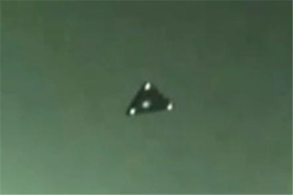 西安巨型ufo事件 不明飞行物呈三角形