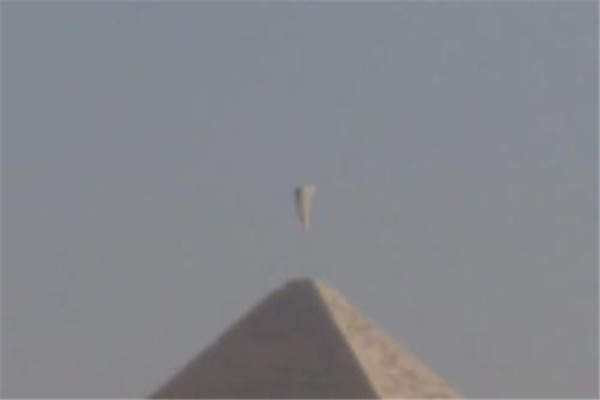 西安金字塔ufo事件 不明飞行物呈金字塔形状