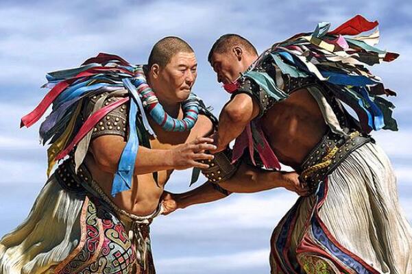 摔跤是哪个民族的风俗 蒙古族搏克历史悠久(元朝兴起摔跤)
