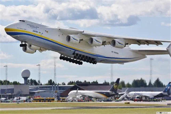 最大飞机能坐3000人吗 可以,安-225运输机容量巨大