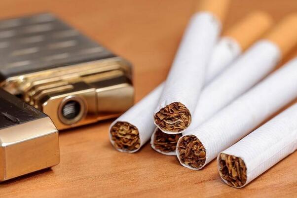 电子烟和香烟哪个危害大？都对身体产生巨大危害(尽早戒烟)