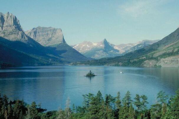世界上最大的淡水湖：苏必利尔湖，约82414万平方千米