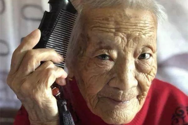 世界上最奇特的人：活的最久的男性女性（都在日本）