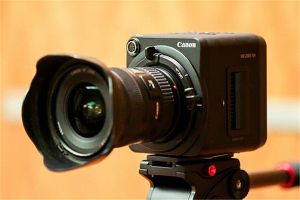 摄像机是谁发明的：朱尔让桑1974年发明（和照相机同原理）