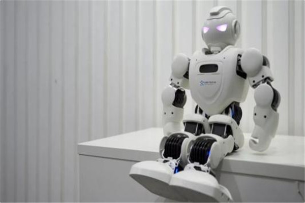 机器人发明者是谁：Elektro自出研发机器人（1993年展示）