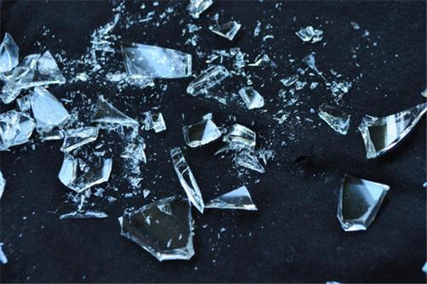 玻璃是谁发明的：埃及人发明（出现于4000多年前）
