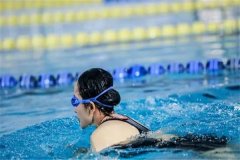 如何学游泳：理论知识和实践相结合（持之以恒的练习）