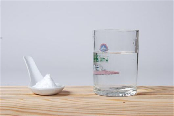 海盐水的功效与作用：消炎作用（类似生理盐水）