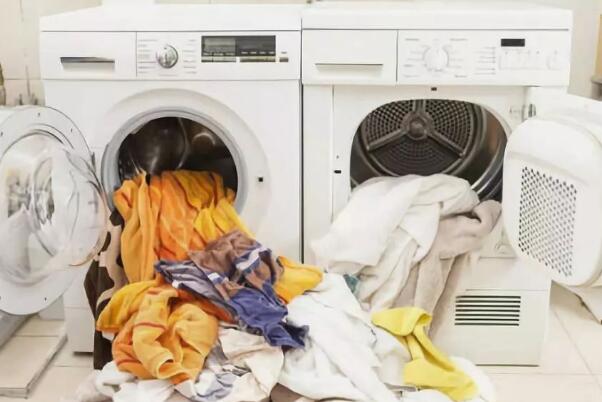 洗衣机使用注意事项：放置在水平地板上(用完放在通风处)
