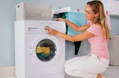 洗衣机使用注意事项：放置在水平地板上(用完放在通风处)