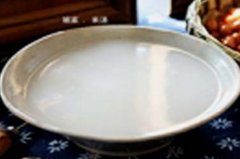 如何去除厨房油污：米汤去污有奇效(食用醋去除地面油污)
