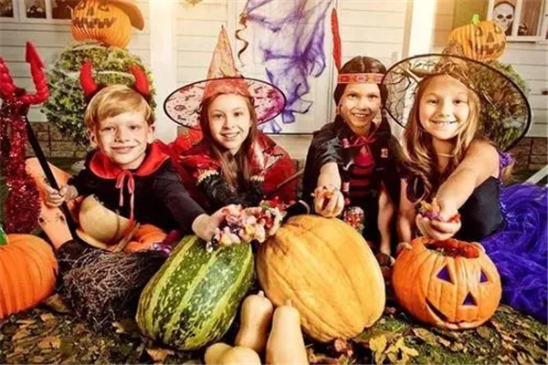 万圣节怎么过：小孩子穿着怪诞服装索要糖果（举国欢庆）