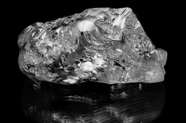 钻石是怎么形成的：地球内部高温高压形成(火山喷发带到地表)
