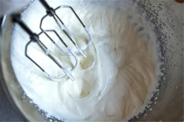 淡奶油的用途：制作奶油蛋糕（用途广泛）