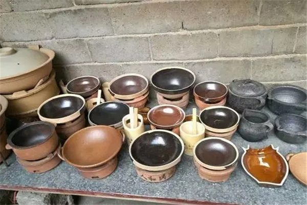 陶器和瓷器的区别：烧制温度不同（烧制瓷器温度较高）