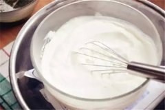 淡奶油的用途：制作奶油蛋糕（用途广泛）