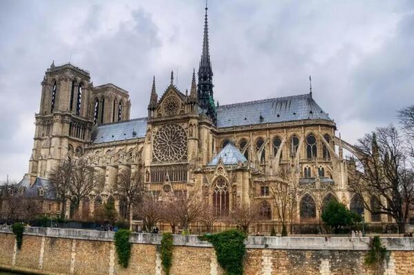巴黎圣母院是哪国的：法国著名哥特式建筑(坐落在巴黎市中心)