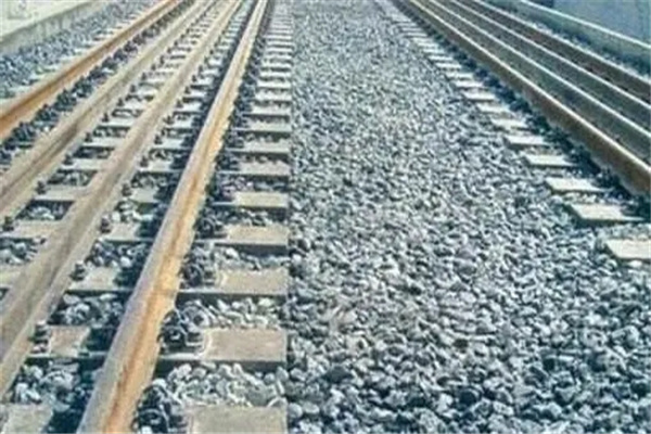 为什么铁路上要铺石子：防止凹陷（保护路基）
