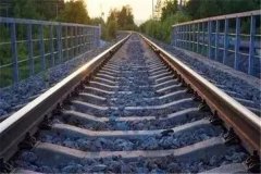 为什么铁路上要铺石子：防止凹陷（保护路基）