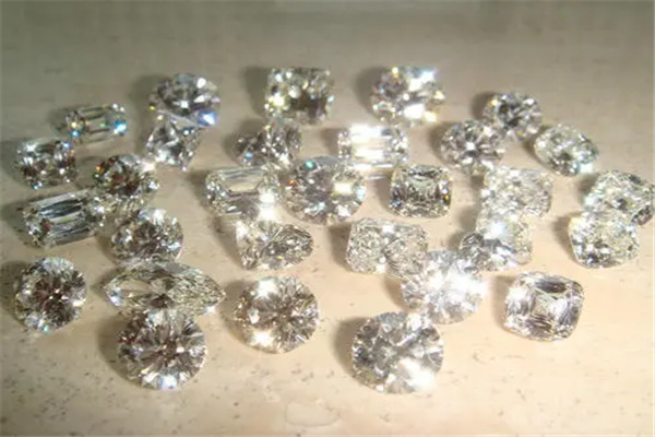 钻石等级怎样区分：相同纯净度以重量区分（看切割工艺）