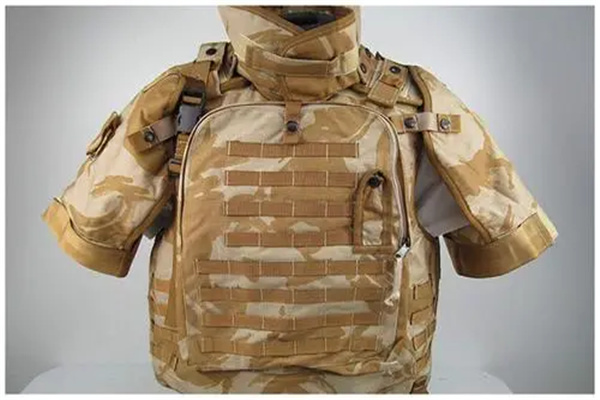 防弹衣是由什么材料制成的：复合材料（防护具）