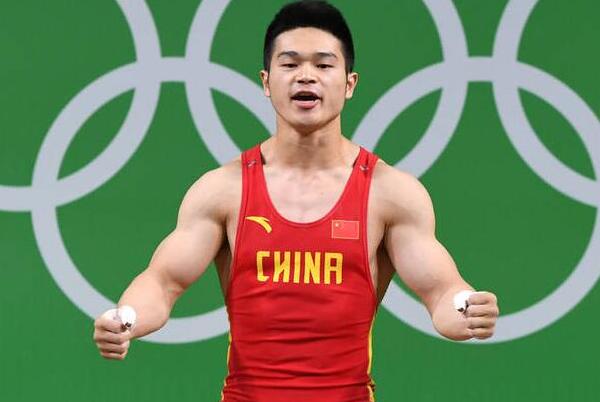 东京奥运会举重破世界纪录：石智勇(男子举重73公斤级)