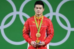东京奥运会举重破世界纪录：石智勇(男子举重73公斤级)