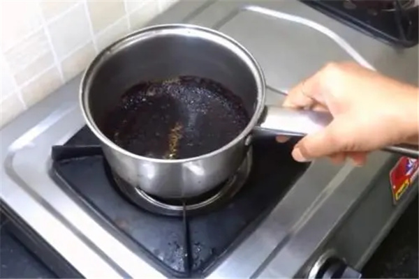 不粘锅锅底烧糊的黑垢怎么去除：醋加上小苏打（调加热后清洗）