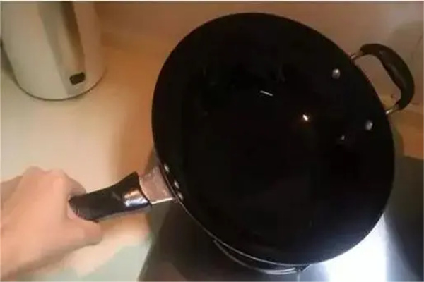 不粘锅锅底烧糊的黑垢怎么去除：醋加上小苏打（调加热后清洗）