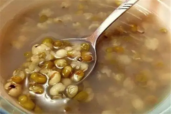 绿豆汤为什么是红色的：含有特殊成分（选择质量高的水）
