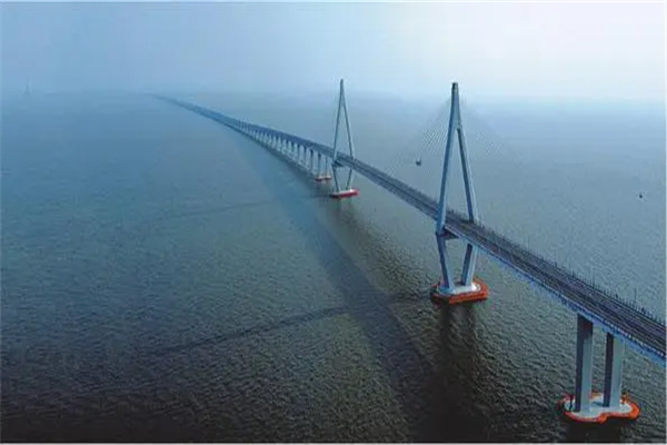 杭州湾大桥有多长：36千米（双向高速公路）