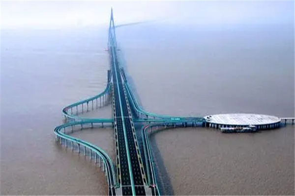 杭州湾大桥有多长：36千米（双向高速公路）