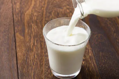 喝低脂牛奶的好处和坏处：能够保护心脏(预防糖尿病)