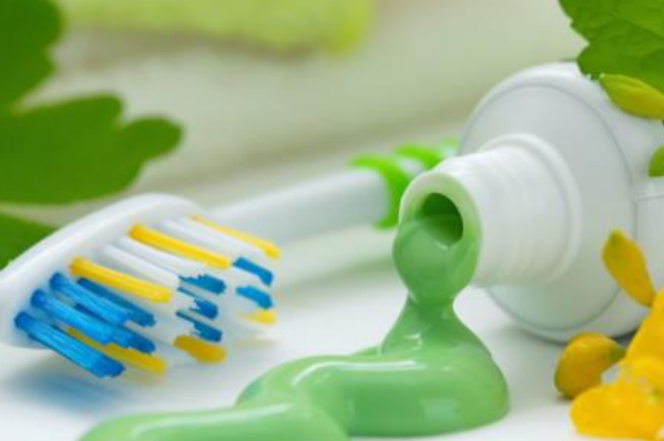 如何使用牙膏去黑头：打开毛孔后涂抹牙膏(使用植物型牙膏)