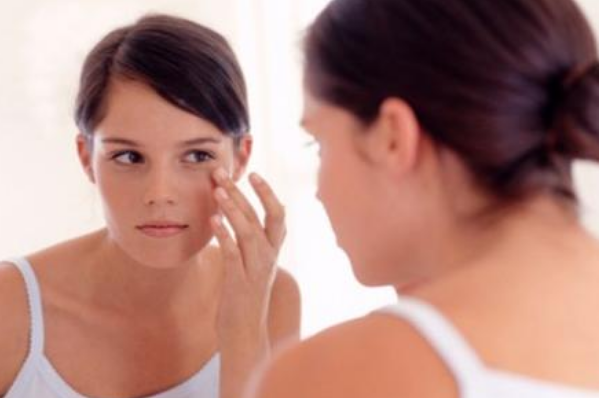 怎么预防粉刺的生长：保持脸部的清洁干净(定期去除角质)