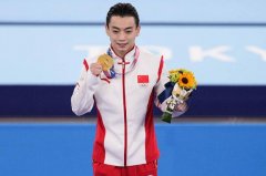 东京奥运会男子双杠项目金牌：邹敬园(中国第31金)