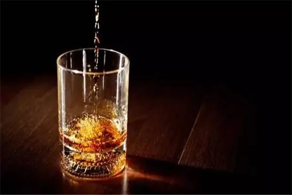 威士忌怎么喝比较好喝：加入冰块（饮酒适量）