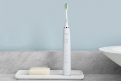 电动牙刷的好处和坏处：清洁能力很强（错误方法损害牙齿）