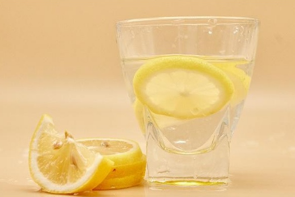 每天喝柠檬水的最佳时间：睡前喝帮助睡眠(饭后喝促进消化)
