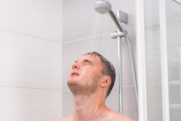 洗冷水澡的好处与坏处：增强体质(不利于热量和毒素排出)