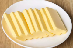 黄油和奶酪的区别：黄油是牛奶提炼物(奶酪是牛奶的营养精华)