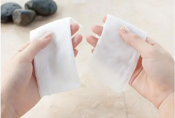 纸巾和洗脸巾擦脸的区别：洗脸巾专用于擦脸(材质柔和无伤害)
