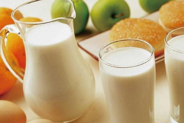 孕妇喝纯牛奶有什么好处：补充蛋白和钙(增强免疫力)