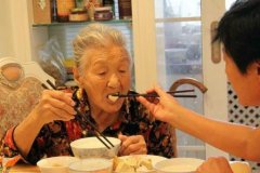 老年人适合吃什么零食：板栗、大枣和花生