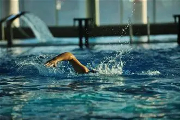 游泳时应注意哪些安全：水温和时间（长时间容易产生危险）