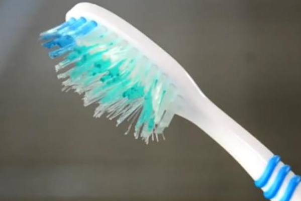 用什么样的牙刷刷牙最好：软毛牙刷不伤牙(如何选择牙刷)