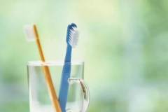 用什么样的牙刷刷牙最好：软毛牙刷不伤牙(如何选择牙刷)