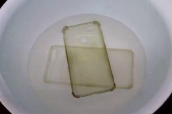 硅胶手机壳发黄用什么能洗白：手机壳发黄不可逆(洗不白)