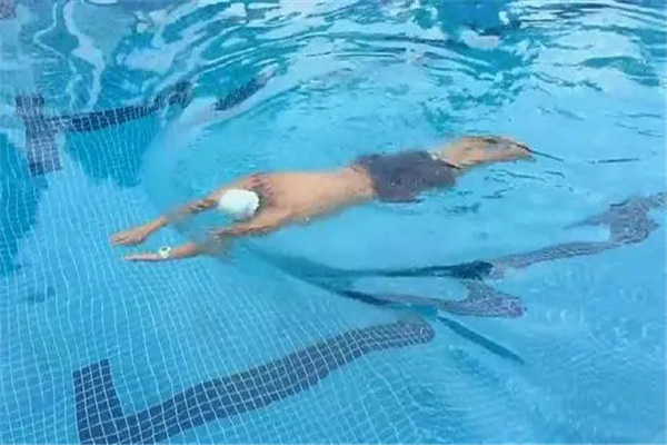 游泳为什么耳朵不进水：与游泳姿势有关（游泳注意什么）
