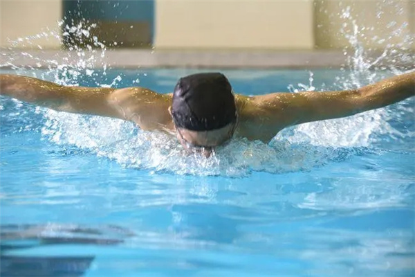 游泳为什么耳朵不进水：与游泳姿势有关（游泳注意什么）
